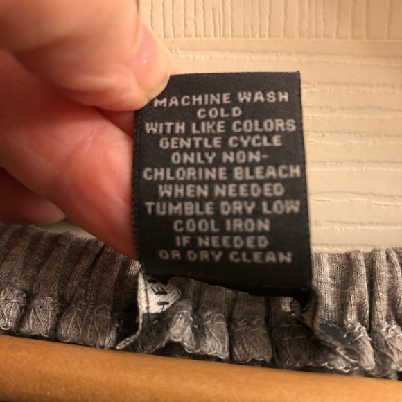 Chelsea & Theodore. Pretty ruffle top. SZ large.  Grey - Picture 3 of 4